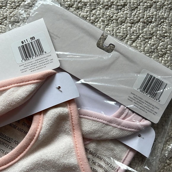 NWT - Set of two adorable organic bibs - Picture 7 of 7